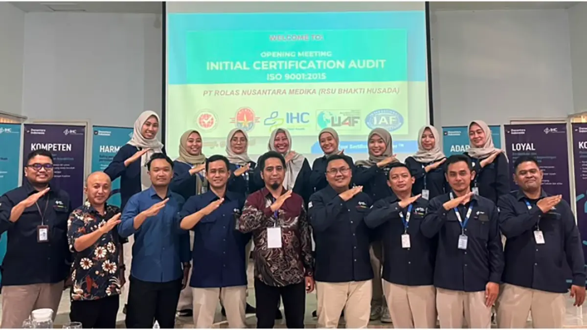 Auditor eksternal Sertifikasi ISO 9001 beserta tim visitasi ISO RSU Bhakti Husada berfoto bersama sebelum pembukaan acara. (RSU Bhakti Husada for Radar Banyuwangi)