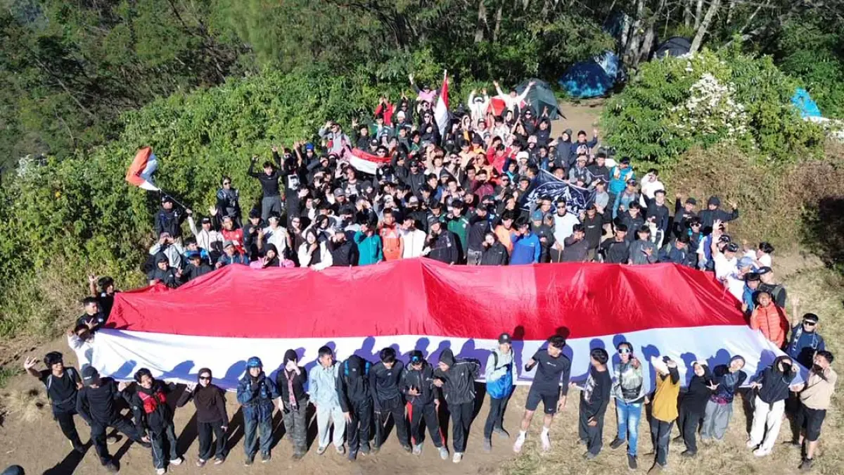 Bendera merah putih ukuran raksasa dibentangkan di atas puncak Gunung Rante dengan ketinggian 2.601 Mdpl, Senin (17/8). (Anam for Radar Banyuwangi)