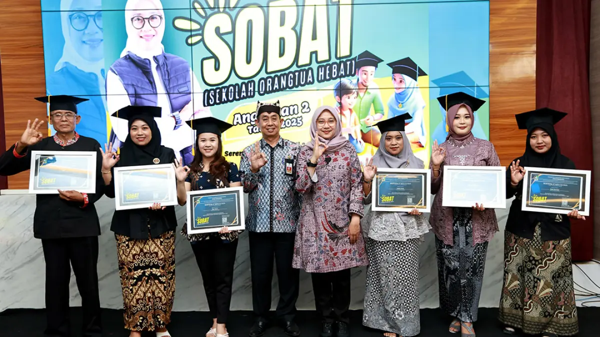 Bupati Ipuk Fiestiandani bersama para lulusan program Sobat di kantor Dispendik Banyuwangi pada Juli 2025 lalu. (Dok. Radar Banyuwangi)