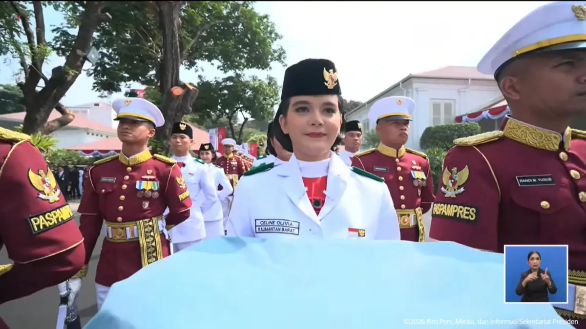 Celine Olivia Apriani Theo, siswi SMKN 5 Pontianak, Kalimantan Barat, dipercaya menjadi pembawa baki Bendera Merah Putih dalam Upacara Peringatan Detik-detik Proklamasi di Istana Merdeka, Senin (17/8). (YouTube/Sekretariat Presiden)