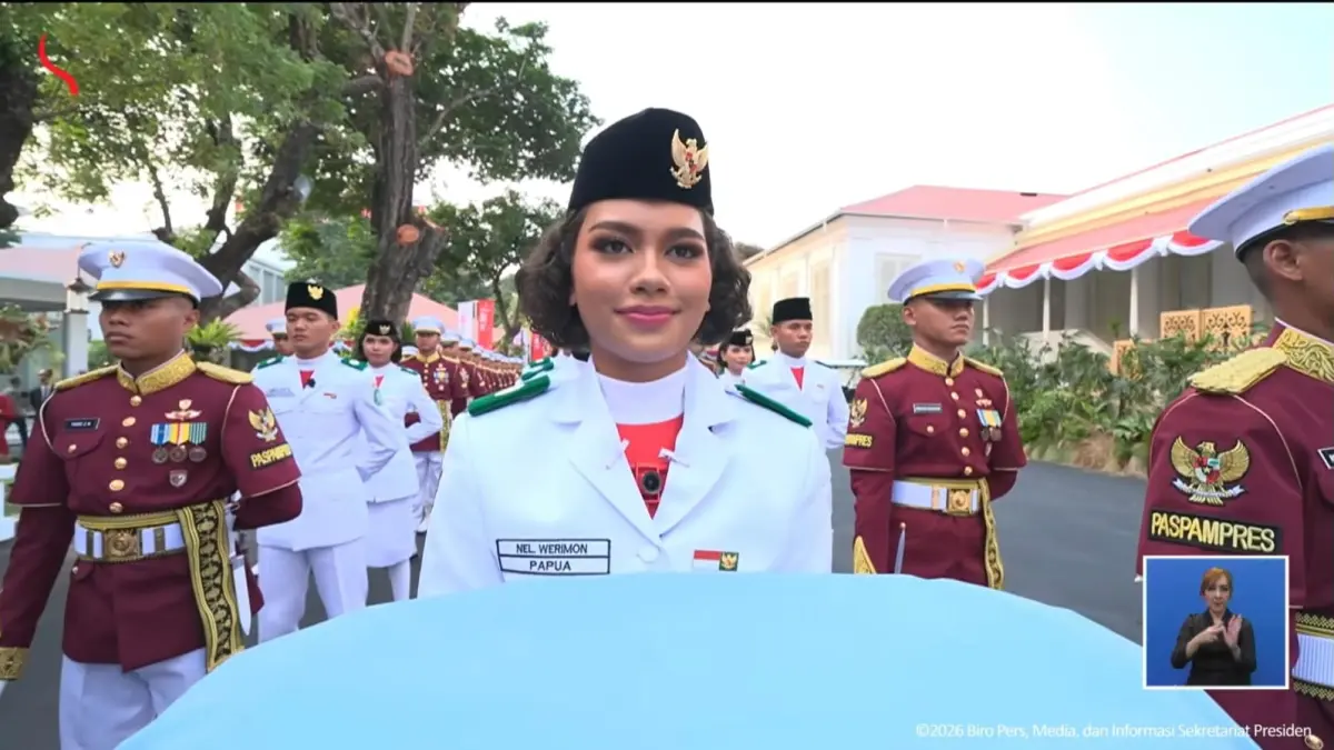 Paskibraka perwakilan Provinsi Papua Neeltje Deliana Insjowi Werimon menjalankan tugas sebagai pembawa baki dalam upacara penurunan Bendera Merah Putih pada HUT ke-81 Kemerdekaan RI di Istana Merdeka, Jakarta, Senin (17/8). (YouTube/Sekretariat Presiden)