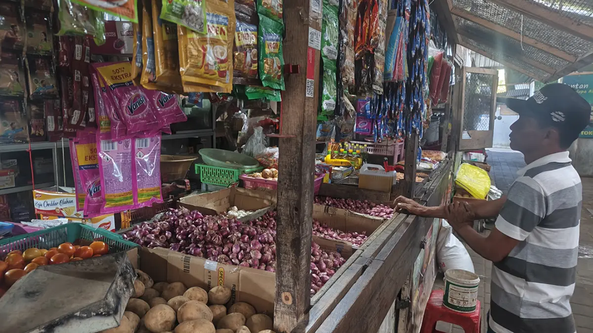 JUAL-BELI: warga membeli bahan dapur di Pasar Srono Senin  (17/8). (Zamrozi Wahyu/Radar Banyuwangi)