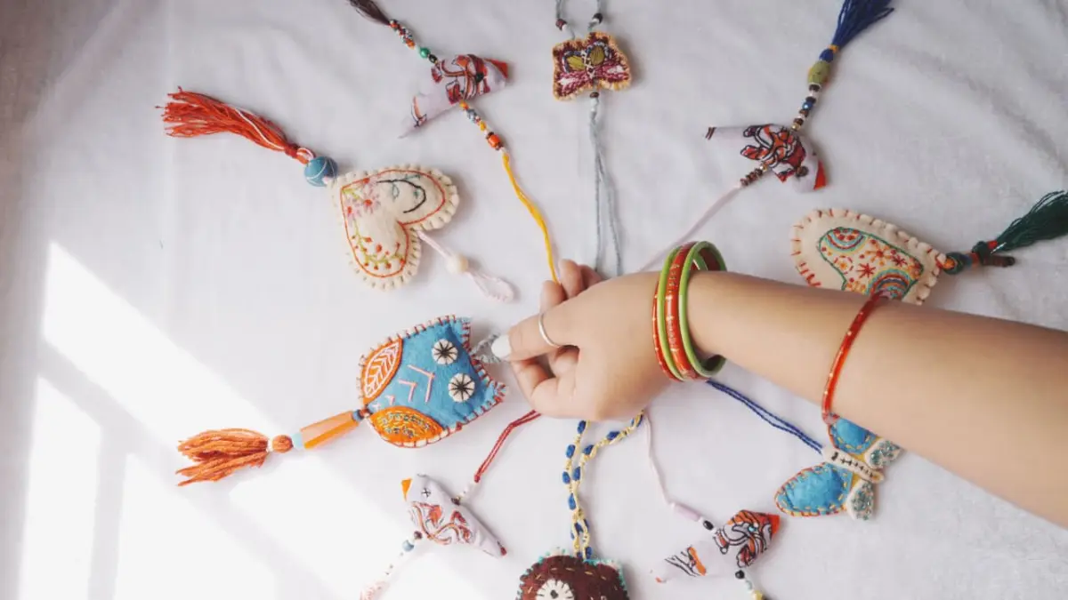 Kerajinan handmade dapat menjadi pilihan hadiah untuk orang spesial. Sentuhan personal, kreativitas, dan proses pembuatannya membuat setiap karya memiliki cerita tersendiri. (Pexels/Ravi Kant)