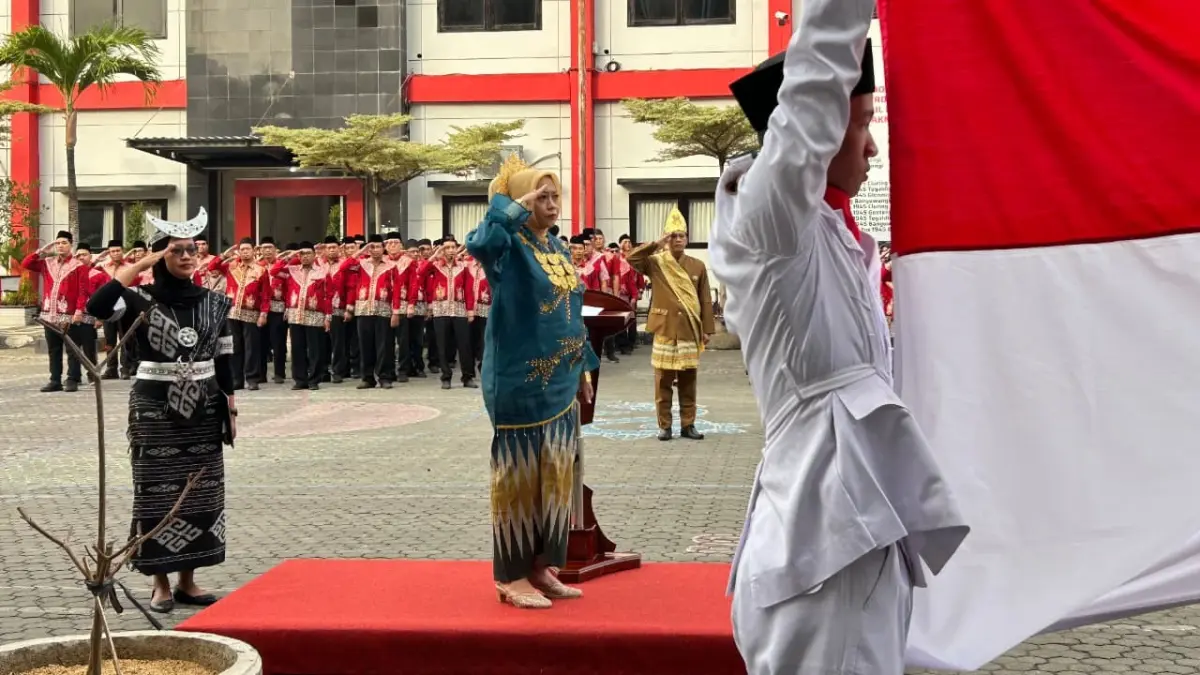 Ketua Perpenas Banyuwangi Yunita Illiana saat memimpin upacara HUT ke 81 Peringatan Kemerdekaan RI, Senin (17/8). (istimewa)