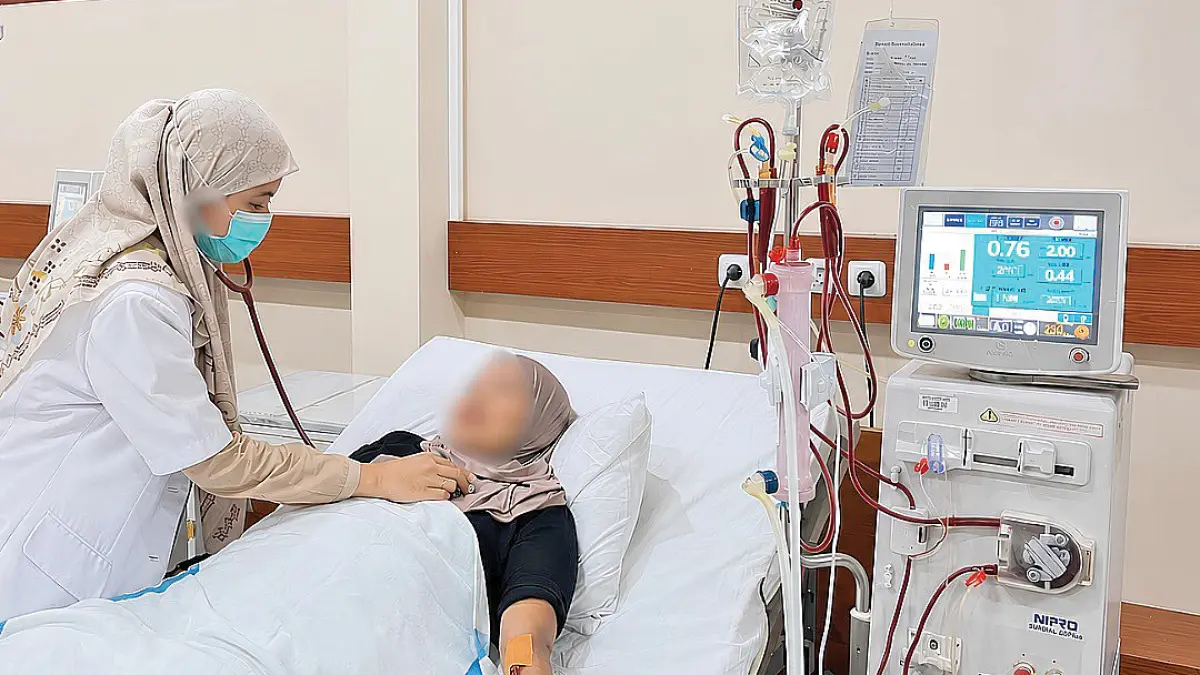 LAYANAN OPTIMAL: Petugas RSUD Blambangan memberikan pelayanan hemodialisis kepada pasien secara cepat, tepat, dan sesuai standar. (Putri RSUD Blambangan)