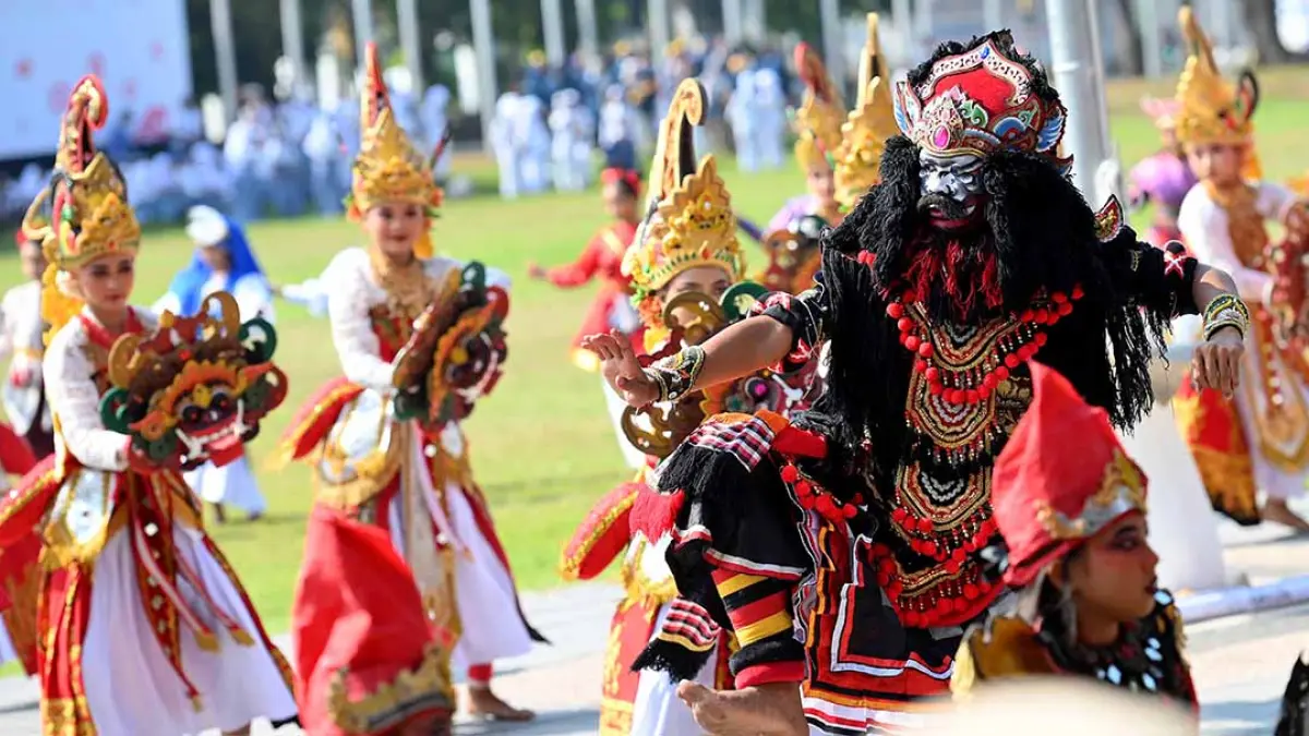 PENAMPILKAN SENI BUDAYA: Kesenian jaranan buto ikut memeriahkan puncak peringatan HUT Kemerdekaan RI di Taman Blambangan. (Ramada Kusuma/Radar Banyuwangi)