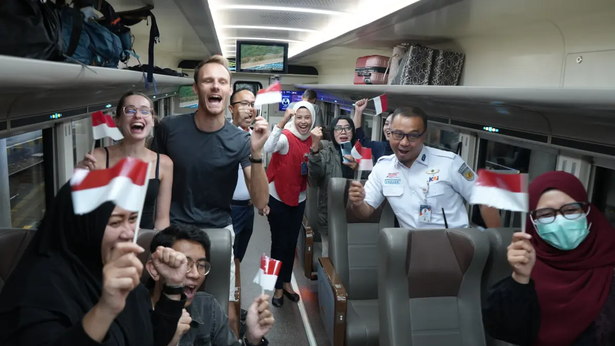 Petugas KAI Daop 8 Surabaya menyapa dan memberikan apresiasi kepada pelanggan dalam rangkaian peringatan HUT ke-81 Kemerdekaan RI, Senin (17/8). Kegiatan digelar untuk menghadirkan suasana perjalanan yang lebih hangat dan berkesan. (KAI)
