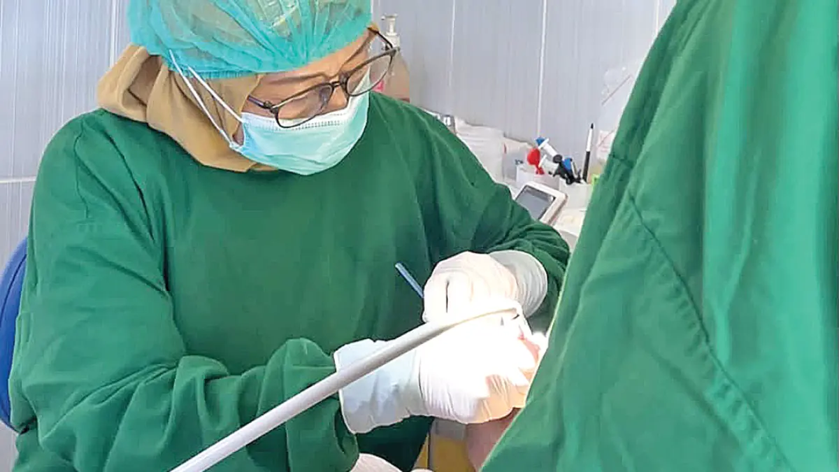PRESISI: Dokter spesialis konservasi gigi RSUD Genteng melakukan pemeriksaan gigi pasien. (RSUD Genteng)