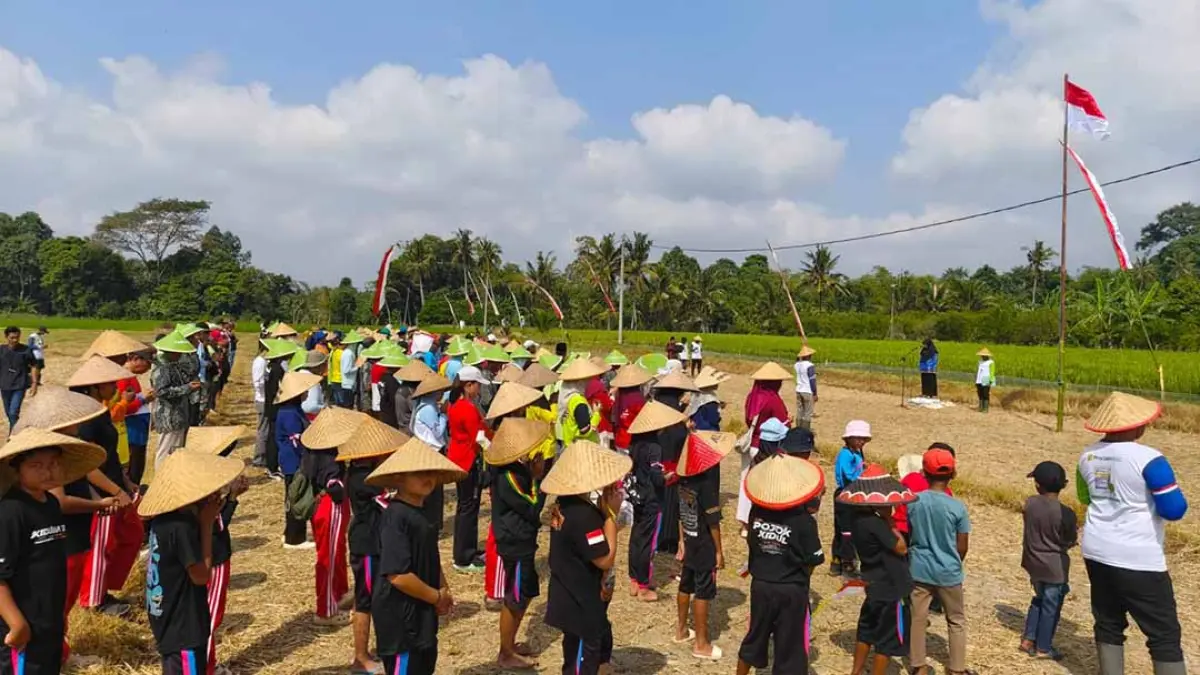 Ratusan petani dan anak-anak di Dusun Cemetuk, Desa/Kecamatan Cluring menggelar upacara HUT ke-81 Kemerdekaan RI di area persawahan, Senin (17/8). (Boby for Radar Banyuwangi)