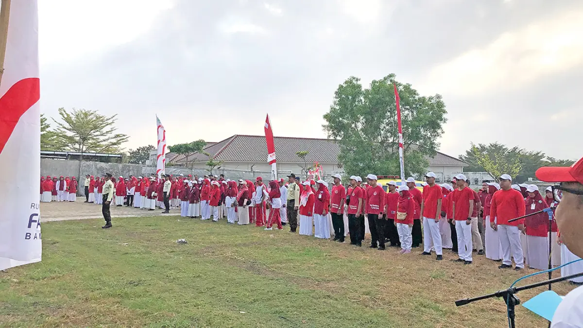 Segenap karyawan RSI Fatimah Banyuwangi mengikuti upacara bendera di lingkungan RS yang berlokasi di Jalan Raya Jember Nomor 25, Kabat, Banyuwangi tersebut, Senin (17/8). (RSI Fatimah for Radar Banyuwangi)