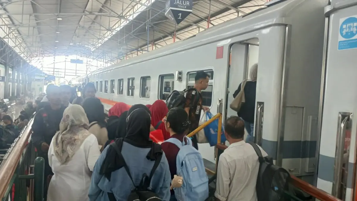 Semangat HUT ke-81 Kemerdekaan RI penumpang kereta api memadati stasiun di wilayah KAI Daop 4 Semarang. (KAI)