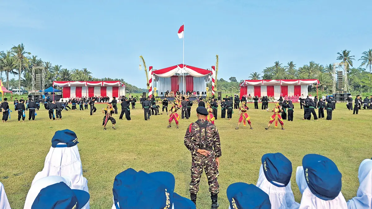 SEMARAK: Upacara peringatan HUT ke-81 Kemerdekaan Republik Indonesia di Kecamatan Sempu, Senin (17/8). (Salis Ali/Radar Banyuwangi)