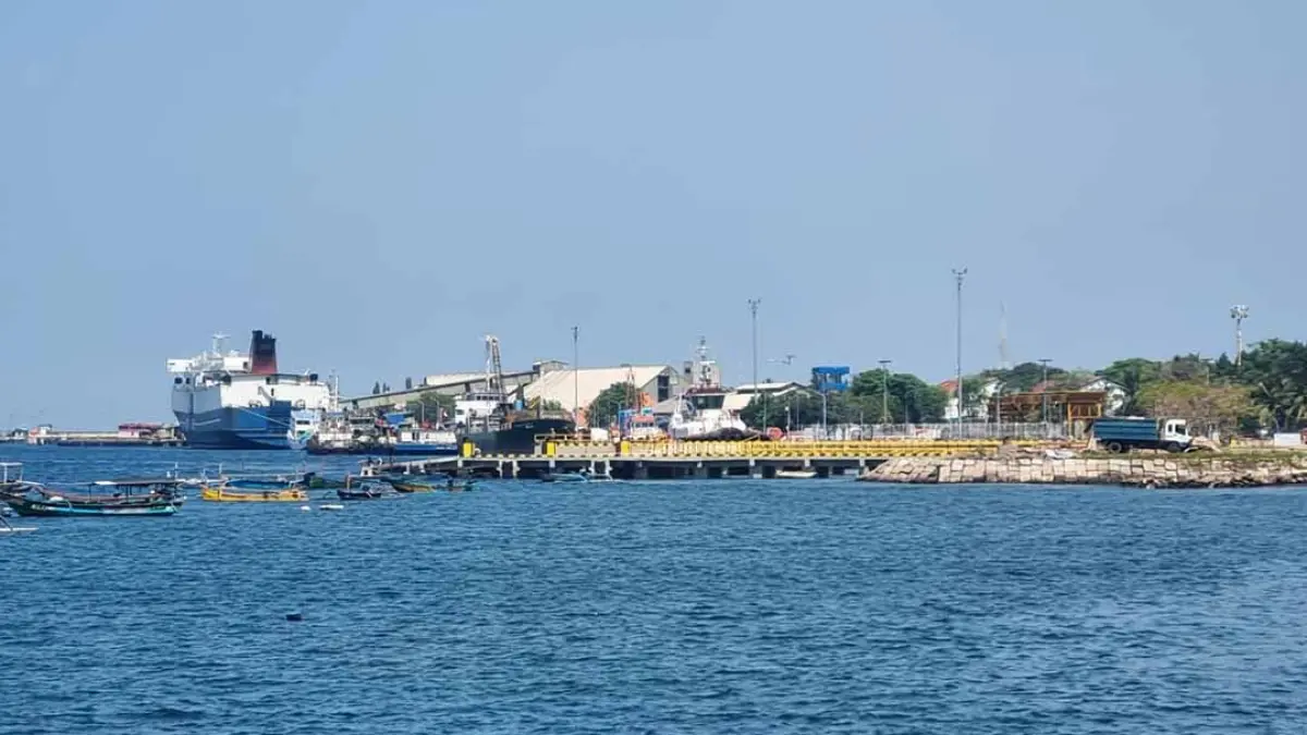 SOLUSI BARU: Dermaga untuk sandar kapal rute Banyuwangi menuju Lembar tengah dibangun di sebelah utara Pelabuhan Tanjungwangi. (Fredy Rizki/Radar Banyuwangi)