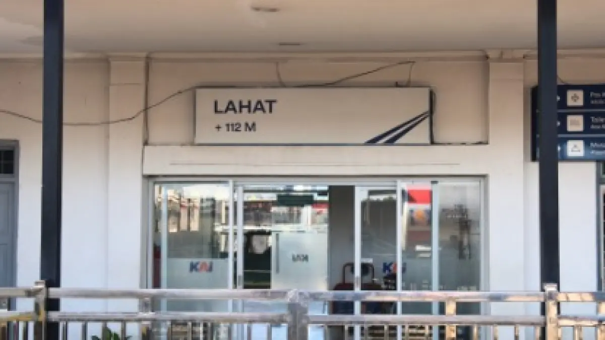 Suasana Stasiun Lahat. KAI mengimbau pelanggan untuk datang lebih awal pada Selasa, 18 Agustus 2026, untuk mengantisipasi kepadatan lalu lintas dan pengalihan arus selama Karnaval Pembangunan. (Instagram/btppalembang)