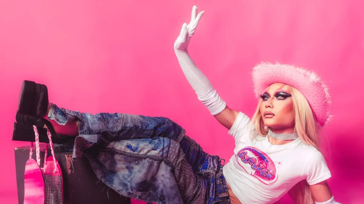 Tren Y2K kembali digandrungi Gen Z. Sentuhan fashion awal 2000-an hadir lagi melalui celana kargo, crop top, aksesori warna-warni, dan gaya futuristik yang dipadukan dengan karakter modern. (Pexels/SLAYTINA)