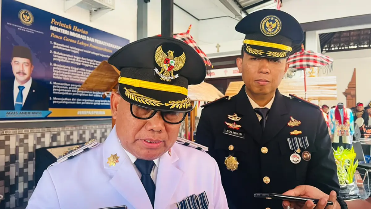 Wakil Bupati Banyuwangi, Mujiono (baju putih) didampingi Kalapas Banyuwangi Solichin usai pemberian remisi di Lapas Banyuwangi, Senin (17/8). (Bagus Rio/Radar Banyuwangi)