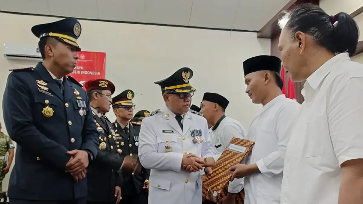 Wakil Bupati Mujiono didampingi Kalapas Solichin, Kapolresta Kombespol Rofiq Ripto Himawan, dan Kepala BNNK Kombespol Rachmat Kurniawan menyerahkan remisi kepada warga binaan di Lapas kelas IIA Banyuwangi, Senin (17/8). (Bagus Rio/Radar Banyuwangi)