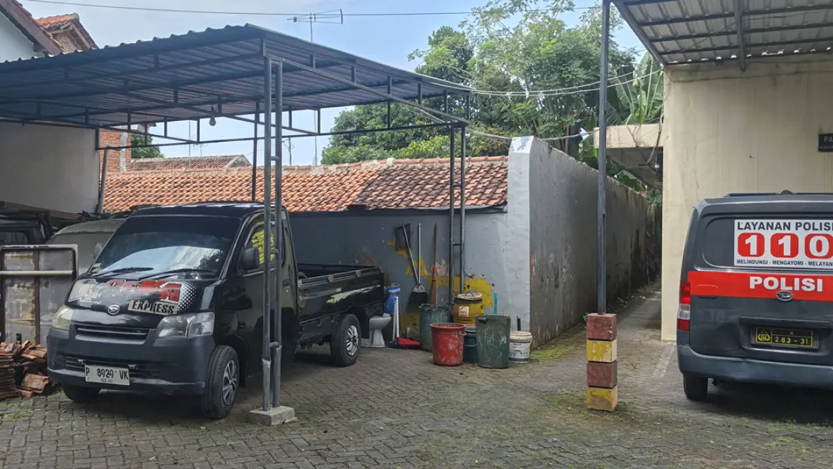 BARANG BUKTI: Mobil Granmax milik terduga pelaku pencurian buah naga di Desa Watukebo, Kecamatan Blimbingsari diamankan di Mapolsek Rogojampi, Selasa (18/8). (Zamrozi Wahyu/Radar Banyuwangi)