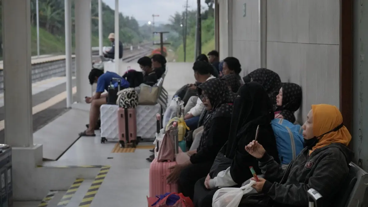 Calon penumpang beraktivitas di Stasiun Banyuwangi Kota saat momentum libur HUT ke-81 Kemerdekaan RI. Volume pelanggan di stasiun tersebut mencapai 4.522 orang pada Senin (17/8). (KAI)