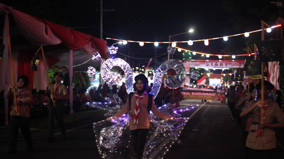 FAVORIT : Kerlap kerlip lampu menghiasi siswi SMAN 1 Giri Taruna Bangsa pada pawai lampion memperingati Hari Pramuka pada Kamis (13/8) malam. (SmagiTV untuk RadarBanyuwangi.id)