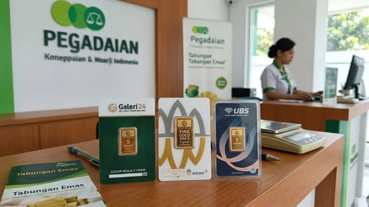 Harga emas Galeri24, Antam, dan UBS di laman Pegadaian bergerak variatif pada Selasa (18/8). Galeri24 dan Antam turun, sedangkan UBS naik dibanding sehari sebelumnya. (Gemini AI)