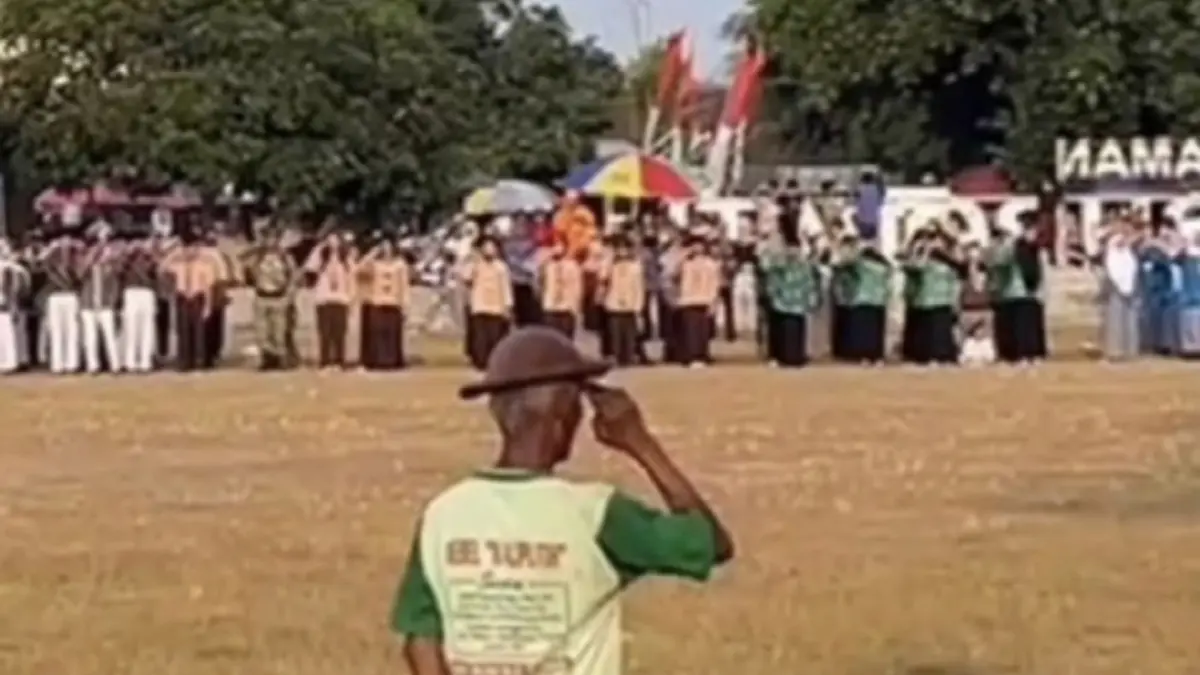 Kisah Mbah No, Cari Rongsokan di Lapangan tapi Berhenti Saat Bendera Diturunkan. (Tangkapan Layar)