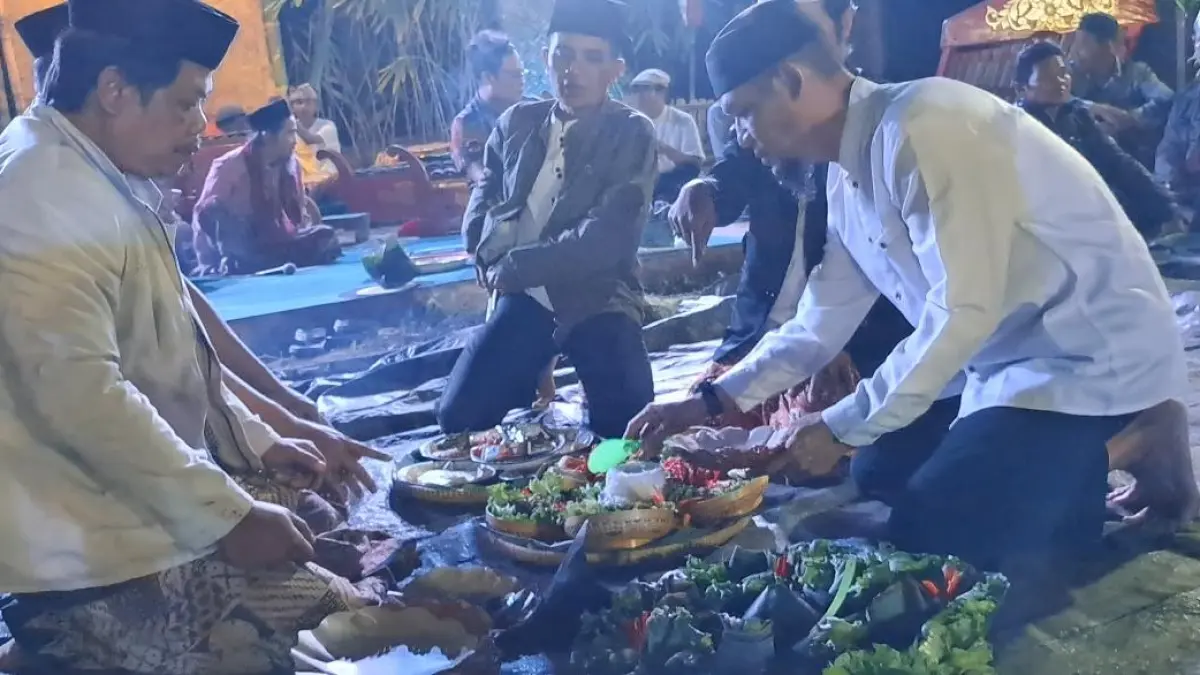 LESTARIKAN TRADISI: Masyarakat Papring berkumpul saat lakukan Selametan babat bumi, Minggu malam (16/8). (M Ksatria Raya)