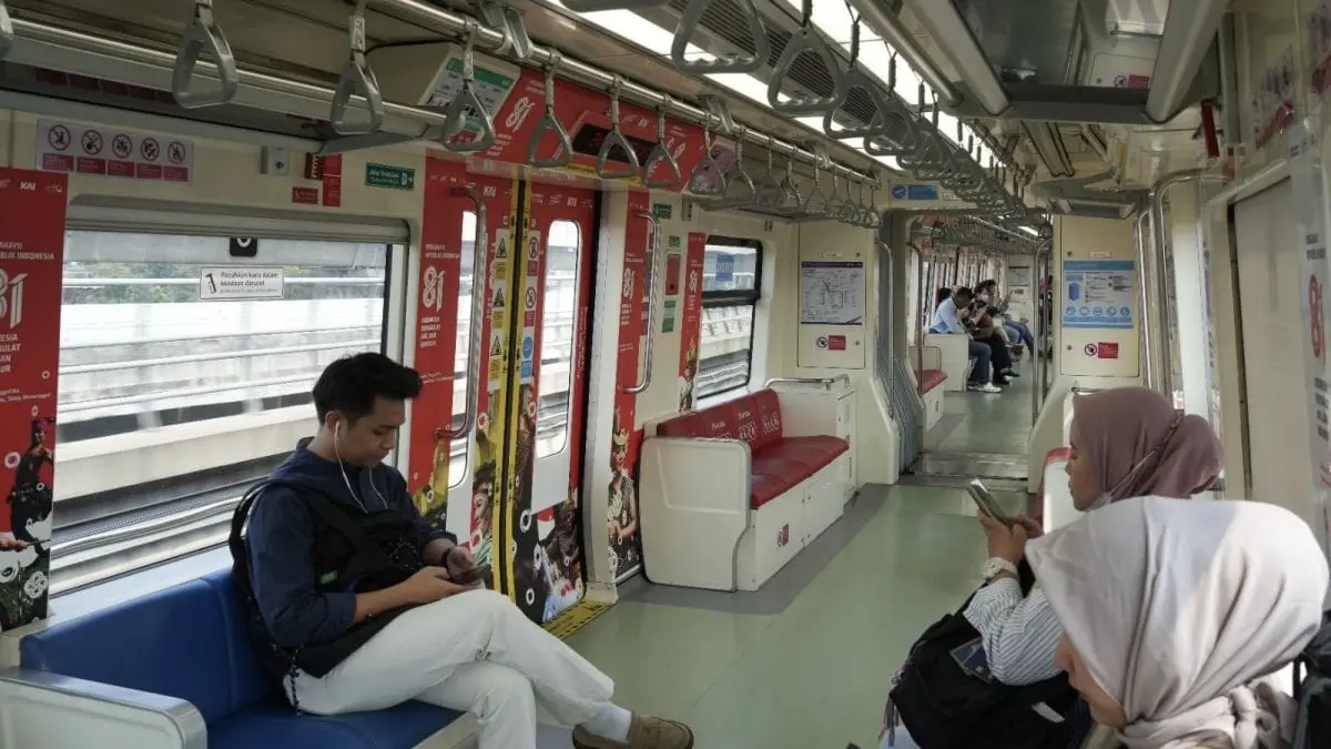Penumpang menggunakan layanan LRT Jabodebek saat perayaan HUT ke-81 Kemerdekaan RI, Senin (17/8). Pada momentum tersebut, jumlah pengguna LRT Jabodebek mencapai 83.572 orang. (Antara)