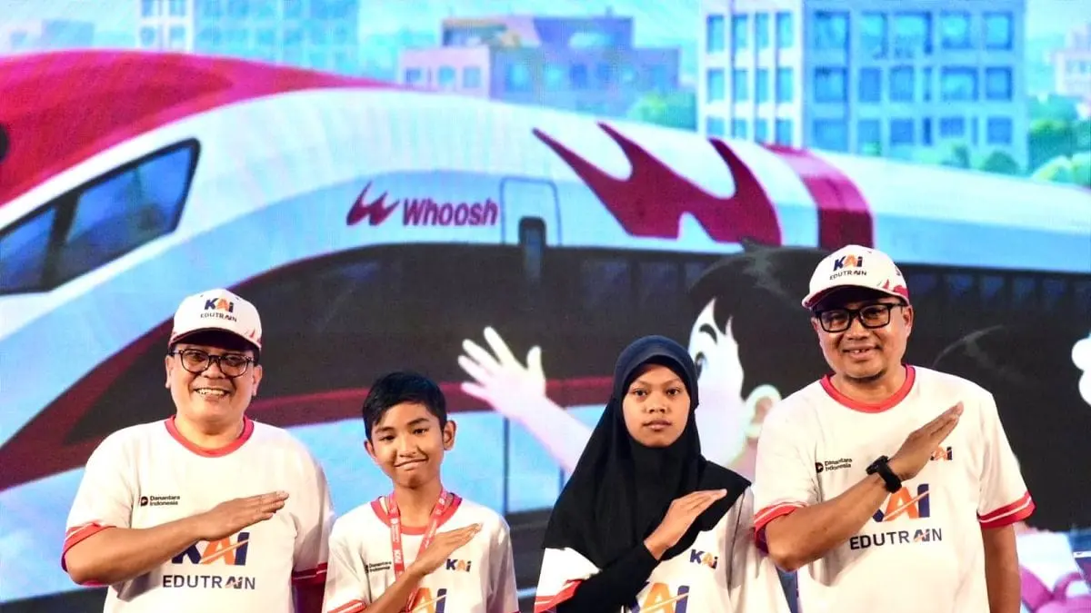 Peserta EduTrain mengikuti perjalanan edukatif menggunakan layanan KA Feeder dan Whoosh sambil mengenal teknologi, layanan, operasional, dan keselamatan perkeretaapian modern Indonesia. (Antara)