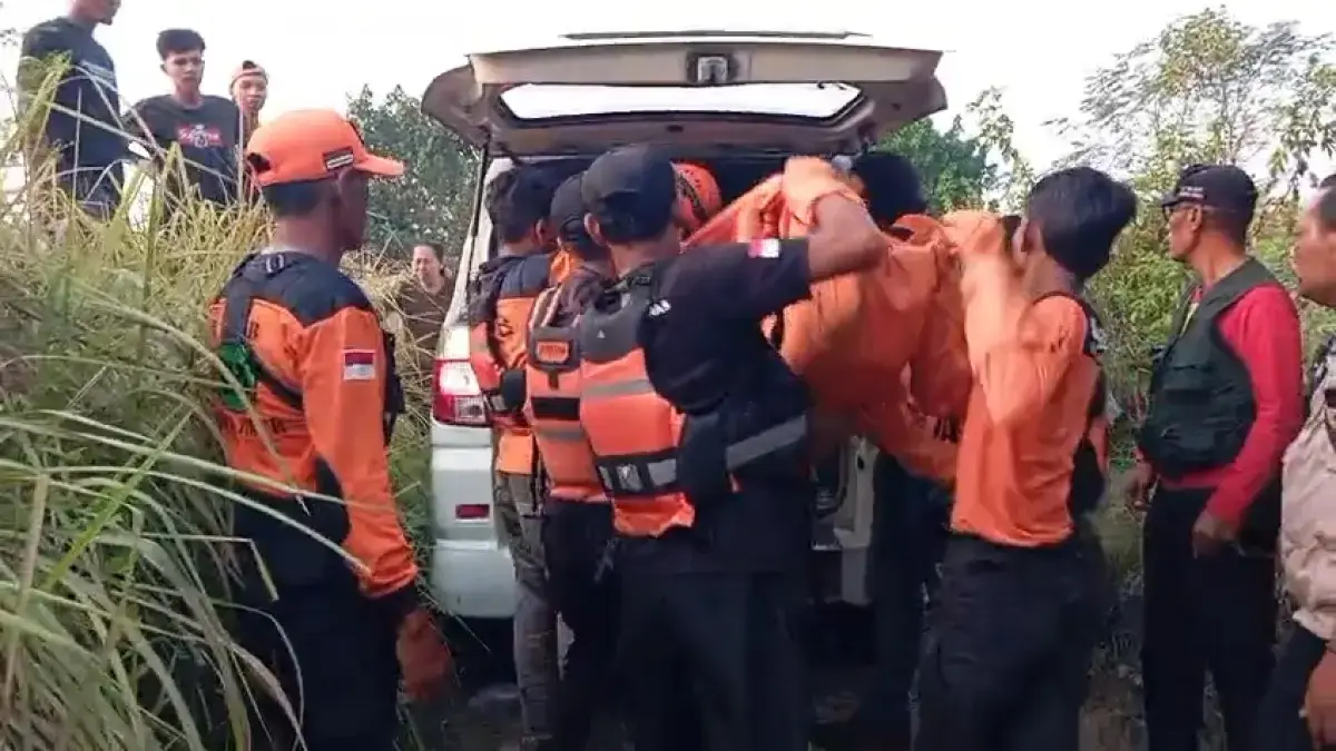 Proses evakuasi jasad korban ke ambulans. (Radar Jombang)
