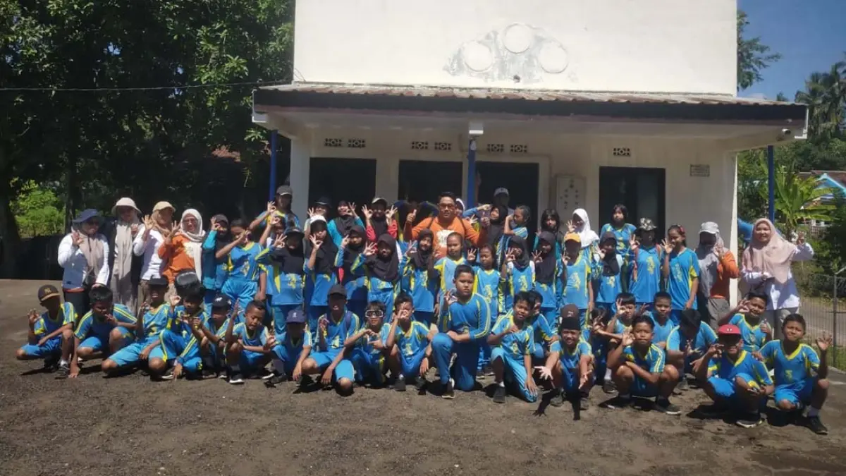 Puluhan siswa SDN 1 Glagah bersama guru pendampingi mengunjungi tempat penampungan air di Kelurahan/Kecamatan Kalipuro pada Rabu lalu (12/8). (Ksatria Raya/Radar Banyuwangi)