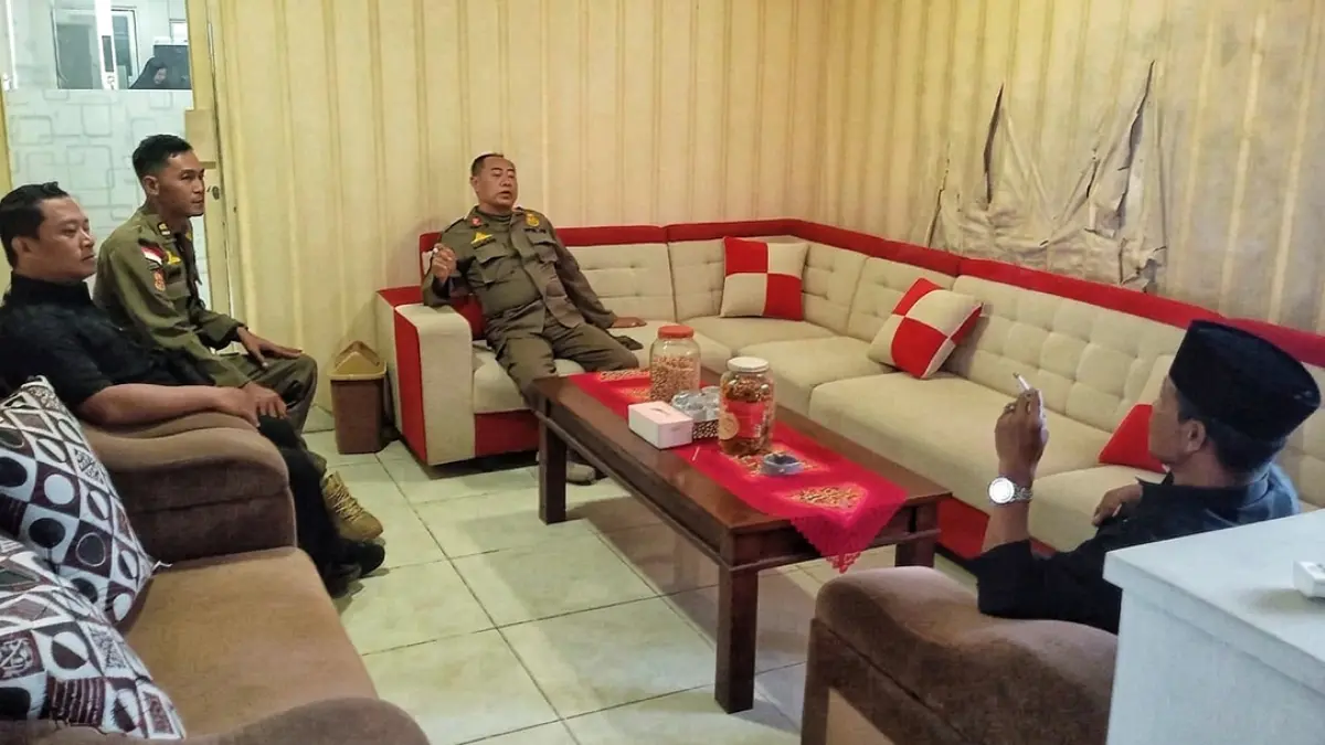 Satuan Polisi Pamong Praja (Satpol PP) Genteng berkoordinasi dengan Pemdes Kembiritan, Selasa (18/8). (Masruri for Radar Banyuwangi)