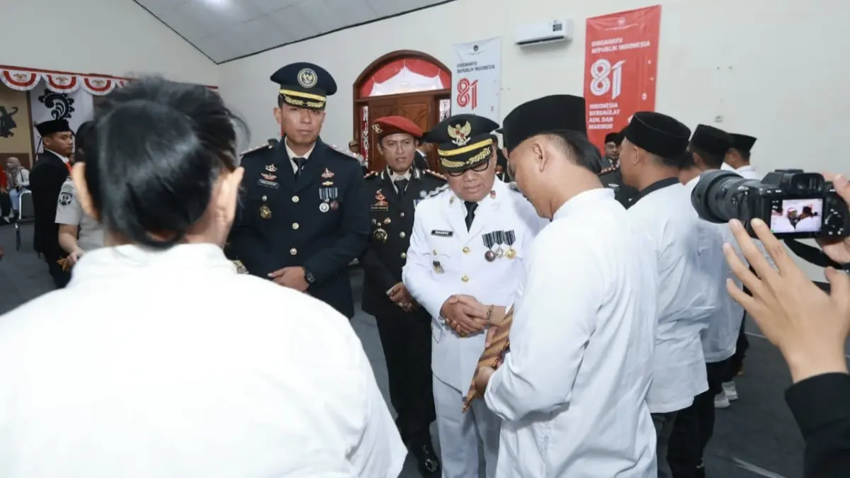Wakil Bupati Banyuwangi Mujiono menyerahkan remisi secara simbolis kepada warga binaan Lapas Banyuwangi dalam rangka HUT ke-81 RI, Senin (17/8). (Portal Banyuwangi)