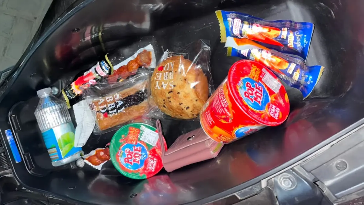 Bagasi bawah jok memang praktis, tetapi suhu panas di ruang tertutup dapat memengaruhi kualitas makanan. (Meivira untuk Radar Banyuwangi)