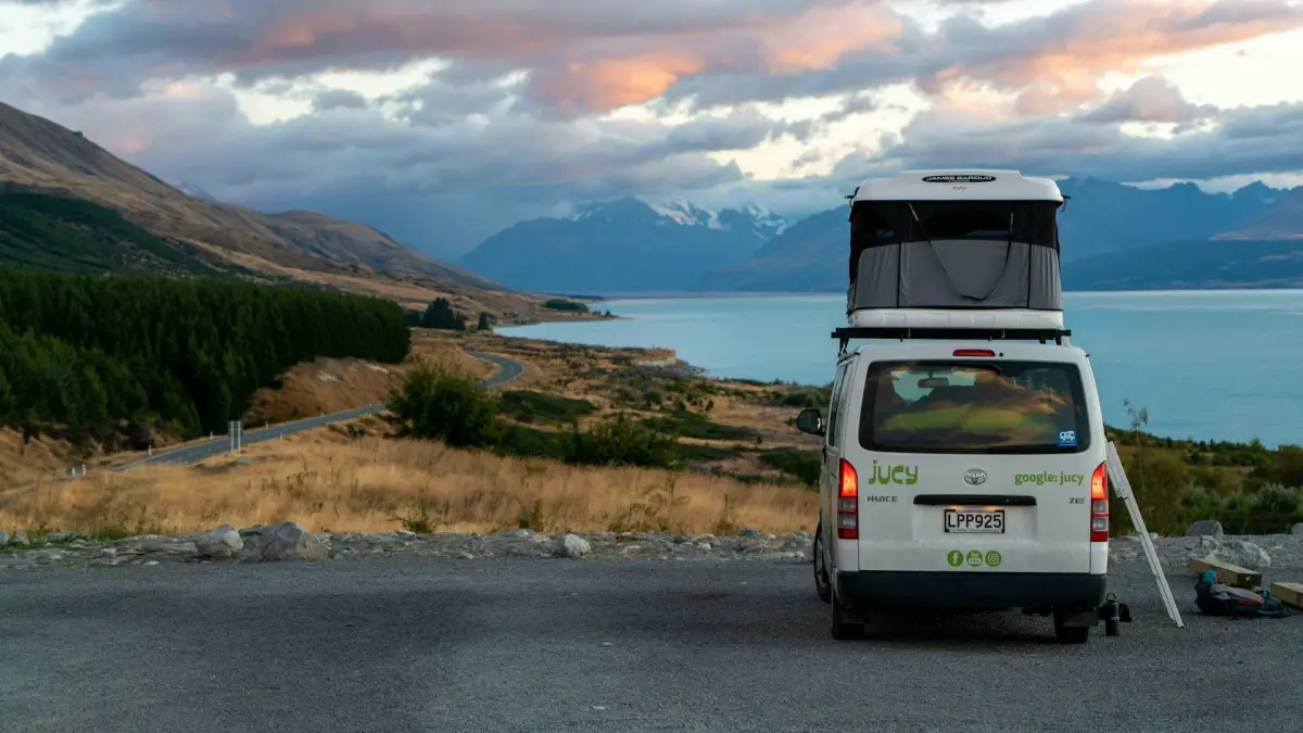 Campervan menghadirkan kebebasan menikmati perjalanan Banyuwangi dengan kenyamanan yang tetap terjaga di tengah suasana alam. (Unsplash/Sean Gatz)