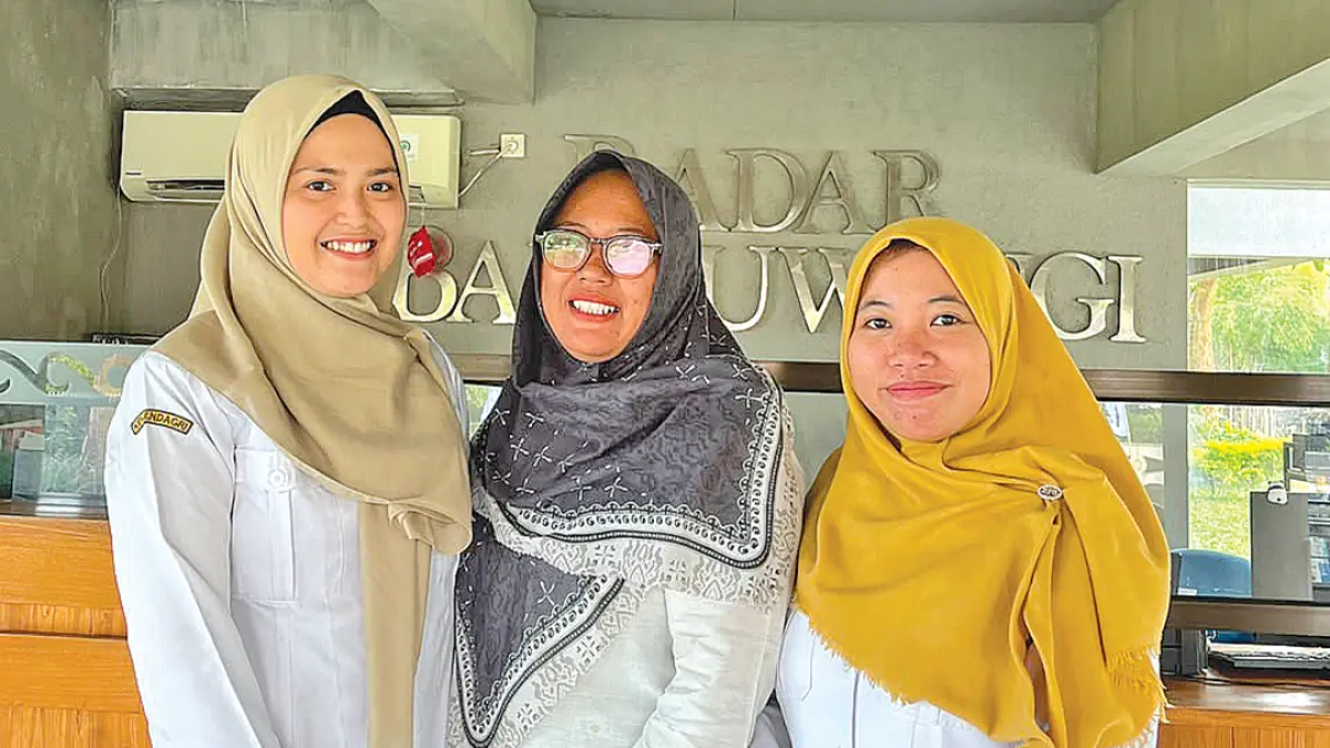 DATANG LANSUNG: Tiga guru SMPN 1 Glagah mendaftarkan siswanya mengikuti Digi MR 2026 di kantor JP-RaBa. (ISTIMEWA)