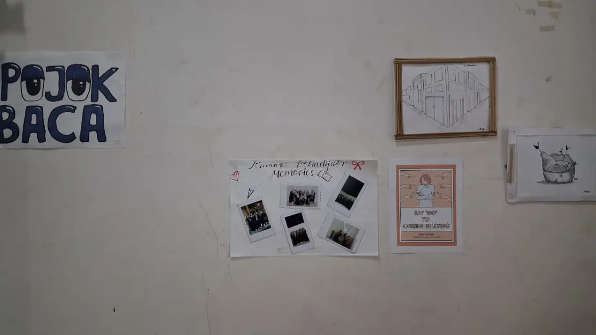 Dinding kamar dapat diubah menjadi galeri personal melalui kombinasi foto, karya seni, dan poster yang mencerminkan karakter pemiliknya. (Mayang untuk Radar Banyuwangi)