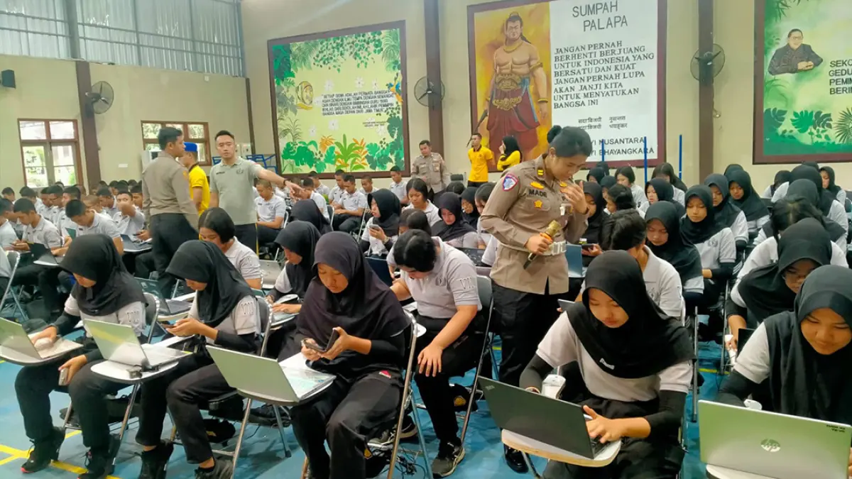 EDUKASI LITERASI: Plt Kasi Humas Polresta Banyuwangi Iptu Ni Made Chandra Dewi memantau langsung taruna Smadatara untuk memahami program AI. (Humas Polresta Banyuwangi)