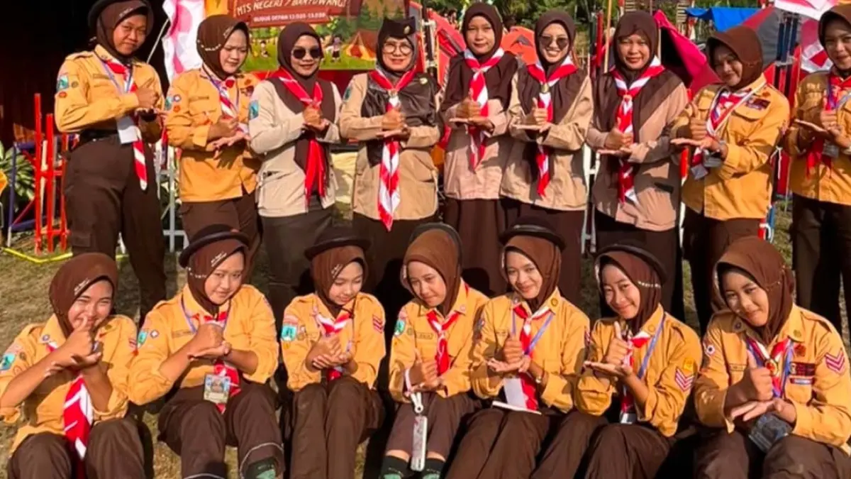Kepala MTsN 7 Purwoharjo Sri Endah Zulaikahtul Kharimah bersama para siswi siap mendaftarkan dua tim untuk mengikuti Digital Mission Race. (Istimewa)