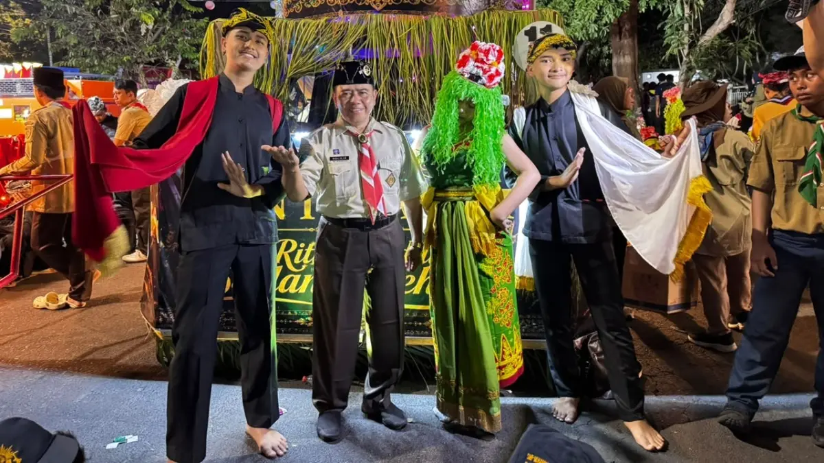 Kepala SMPN 1 Glagah Holilik bersama tim sukses meraih Juara 2 Lomba Lampion 2026 dengan mengusung inspirasi Seblang Olehsari, salah satu warisan budaya masyarakat Osing Banyuwangi. (Istimewa)