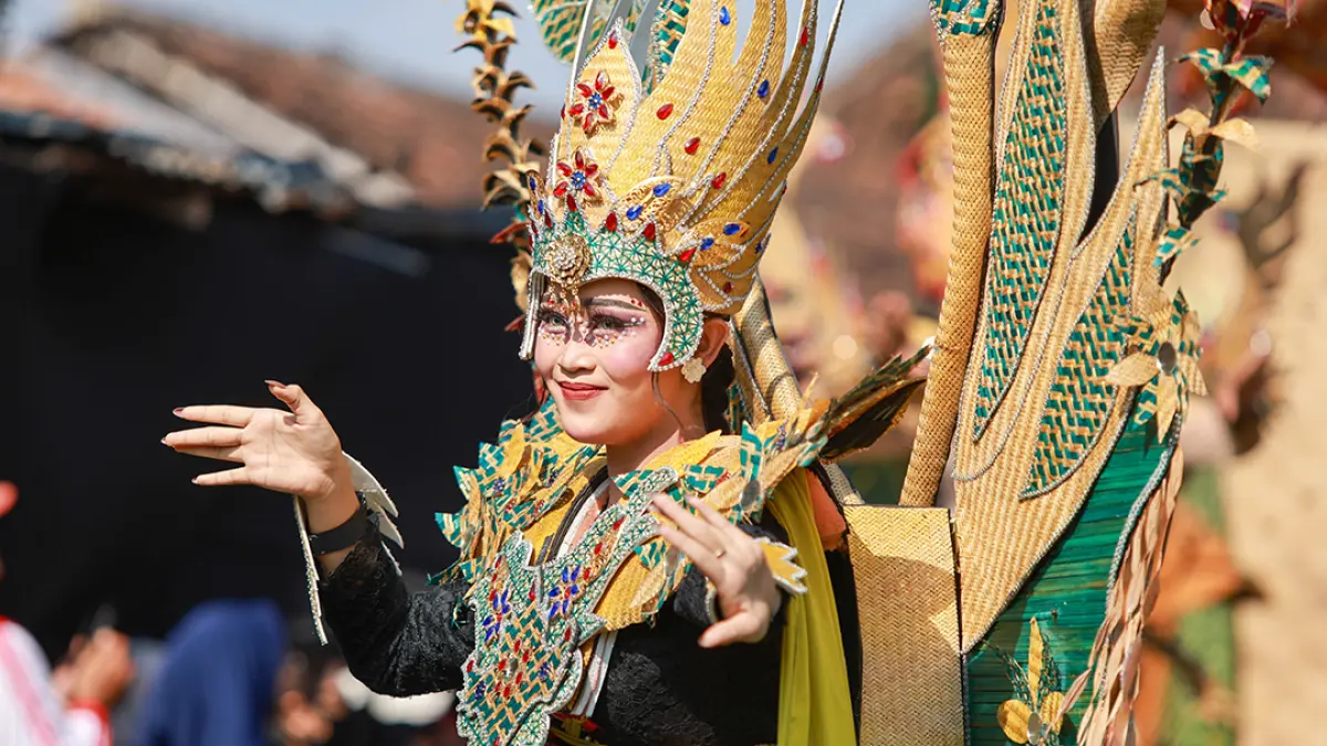 KOSTUM UNIK BERBAHAN BAMBU: Berbagai kreasi dari bambu ditampilkan dalam Pulung Panguripan Gintangan Bamboo Attraction di Desa Gintangan, Kecamatan Blimbingsari,  Rabu (19/8). (Ramada Kusuma/Radar Banyuwangi)