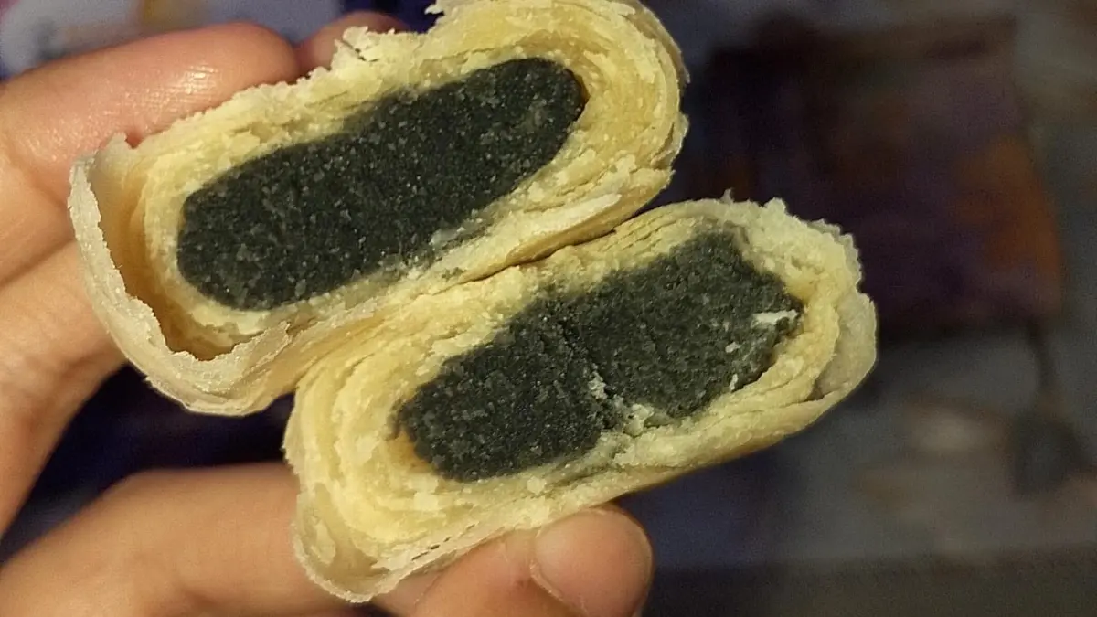 Kumbu hitam terlihat sebagai isian berwarna gelap dengan tekstur padat, lembut, dan masir di dalam bakpia khas Yogyakarta. (Meivira untuk Radar Banyuwangi)