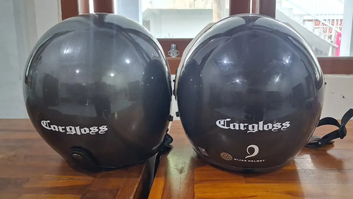 Memilih helm berstandar resmi merupakan bagian penting dari upaya meningkatkan keselamatan pengendara sepeda motor di jalan raya. (Mayang untuk Radar Banyuwangi)