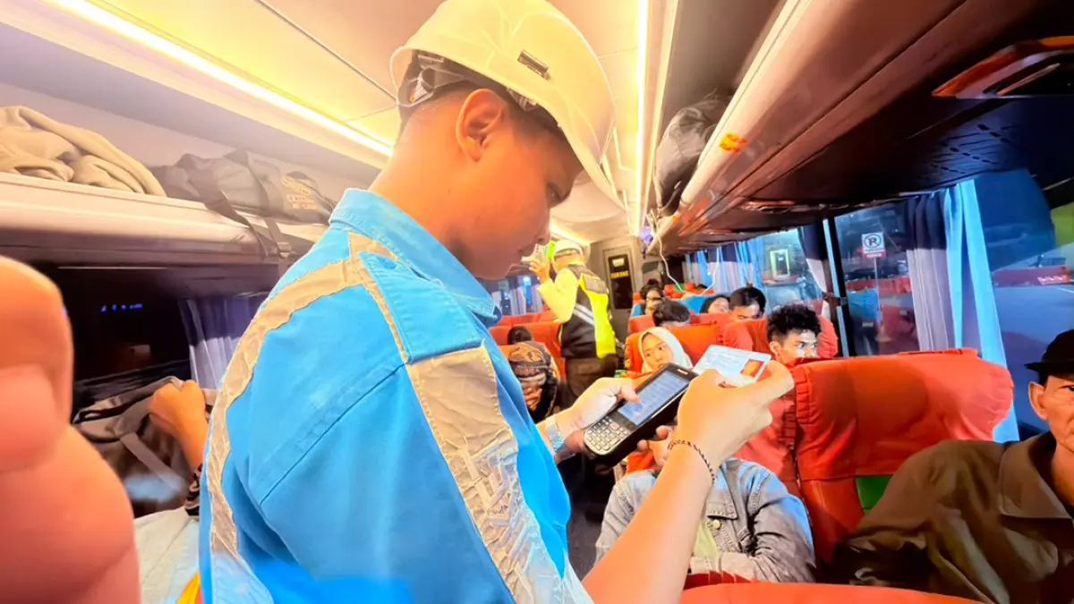 MULAI DIPERIKSA: Petugas ASDP Ketapang mencocokan data penumpang dengan manifes pada bus yang akan menyeberang ke Bali, Rabu (18/8). (ASDP Ketapang)