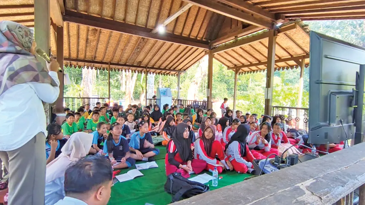 Narasumber asal PUDAM Banyuwangi menyampaikan materi tentang kegunaan dan cara merawat kelestarian sumber air kepada 75 siswa SD asal Gugus 2 Glagah di kawasan Sumber Gedor, Rabu (19/8). (Ksatria Raya/Radar Banyuwangi)