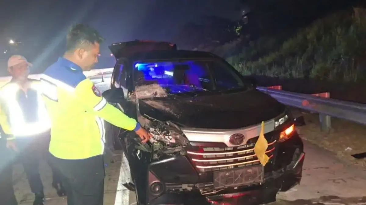 Petugas Polresta Batang sedang melakukan proses evakuasi dan penyelidikan pada kasus kecelakaan beruntun di Tol Batang-Semarang, Rabu (19/8/2026). (ANTARA/HO-Humas Polresta Batang)