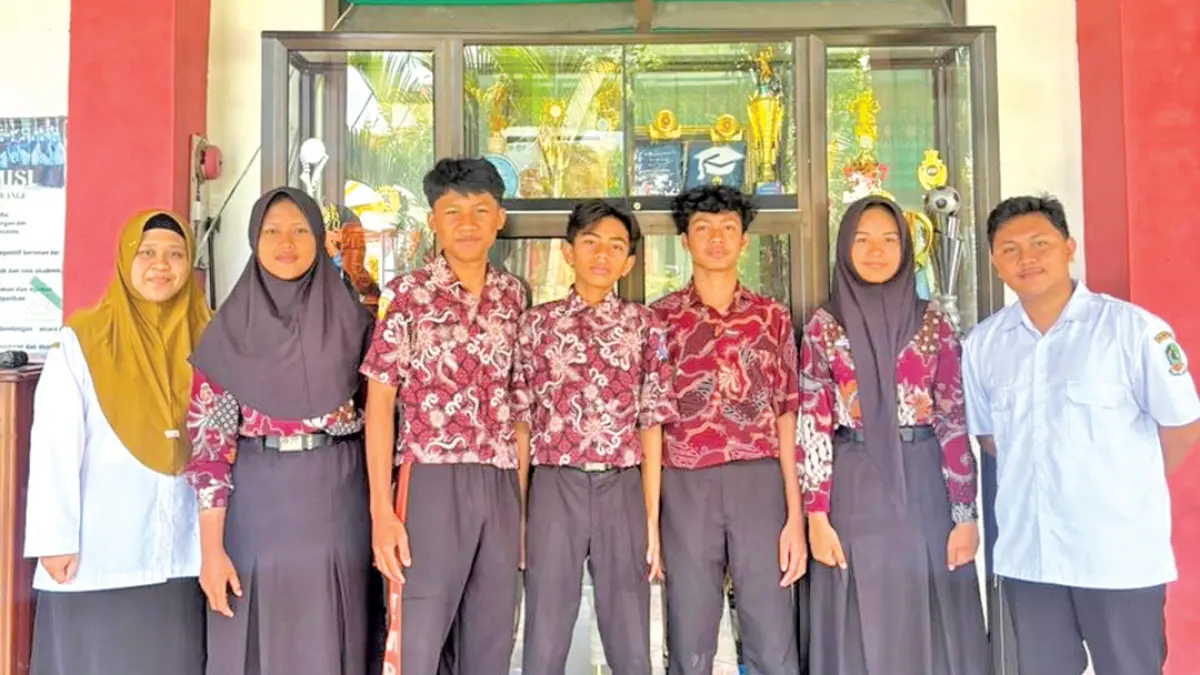 USAI MENDAFTAR: Lima siswa SMPN 4 Banyuwangi bersama guru pendamping. (ISTIMEWA)