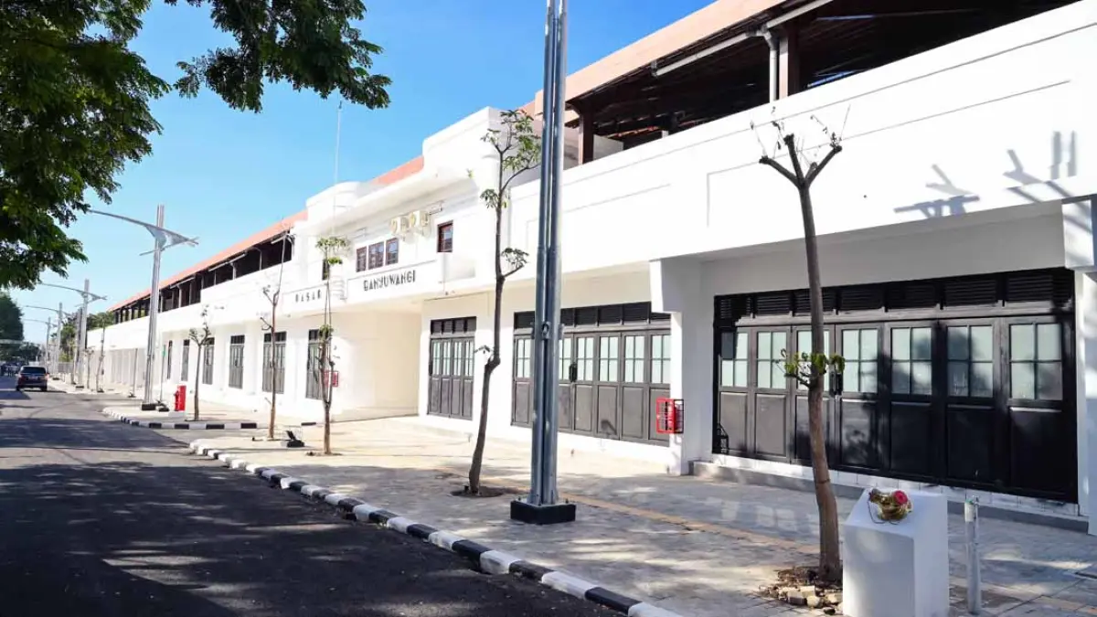 Revitalisasi Pasar Banyuwangi tidak menghilangkan bentuk aslinya. Dinding pasar bagian luar tidak diubah karena menonjolkan kearifan lokal. Kios untuk pedagang sudah dikasih nomor, tinggal menunggu boyongan dari Gedung Wanita. (Ramada Kusuma/Radar Banyuwangi)