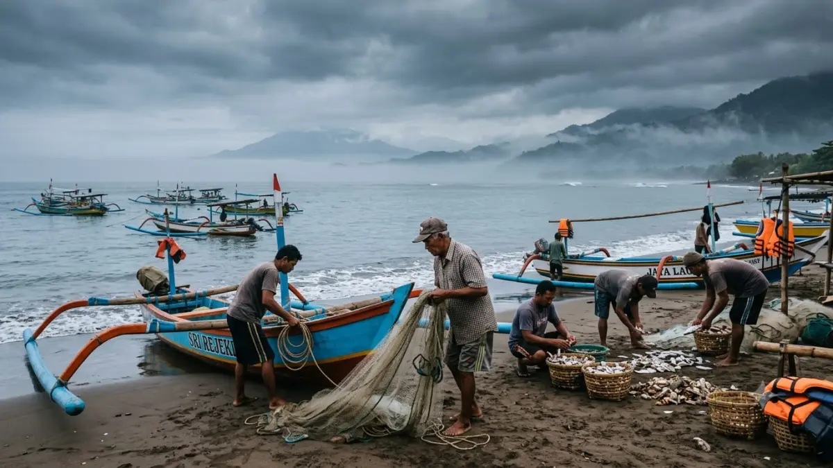 Aktivitas masyarakat di kawasan pesisir Banyuwangi. Kondisi cuaca pada Kamis, 20 Agustus 2026 diprakirakan didominasi udara kabur dengan potensi gelombang tinggi di sejumlah perairan. (Gemini AI)