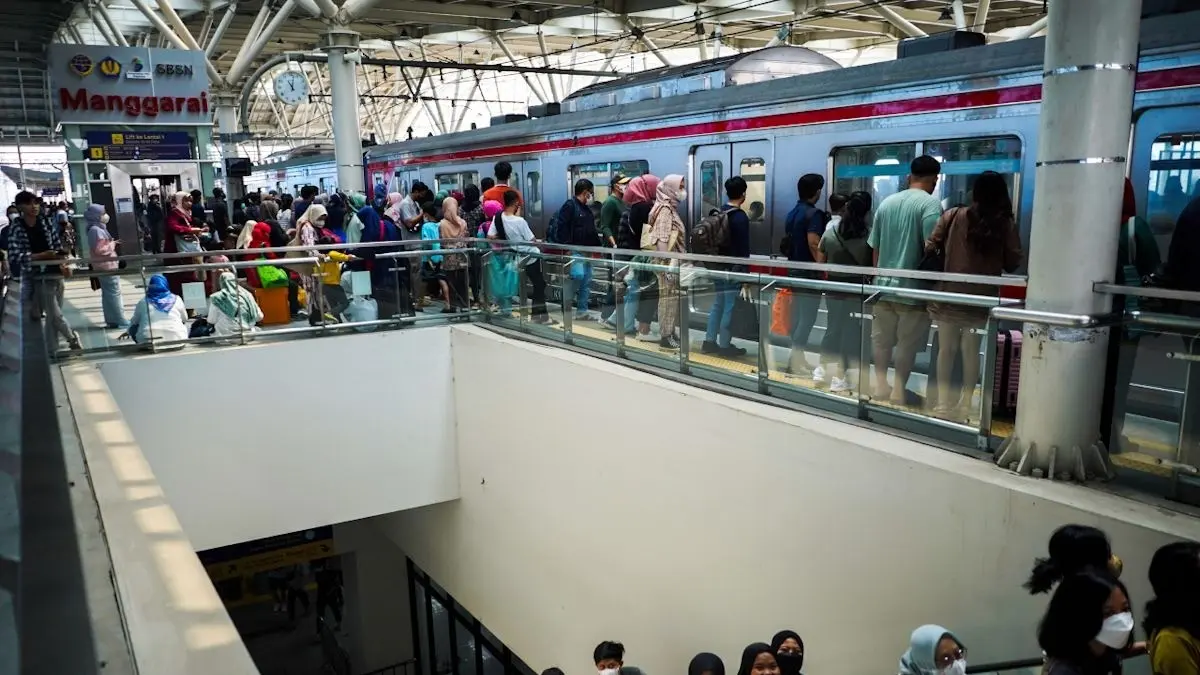 Aktivitas pelanggan di Stasiun Manggarai, Jakarta Selatan. KAI mengembangkan kawasan TOD Manggarai untuk memperkuat integrasi transportasi publik, konektivitas pejalan kaki, dan aktivitas perkotaan. (Antara)